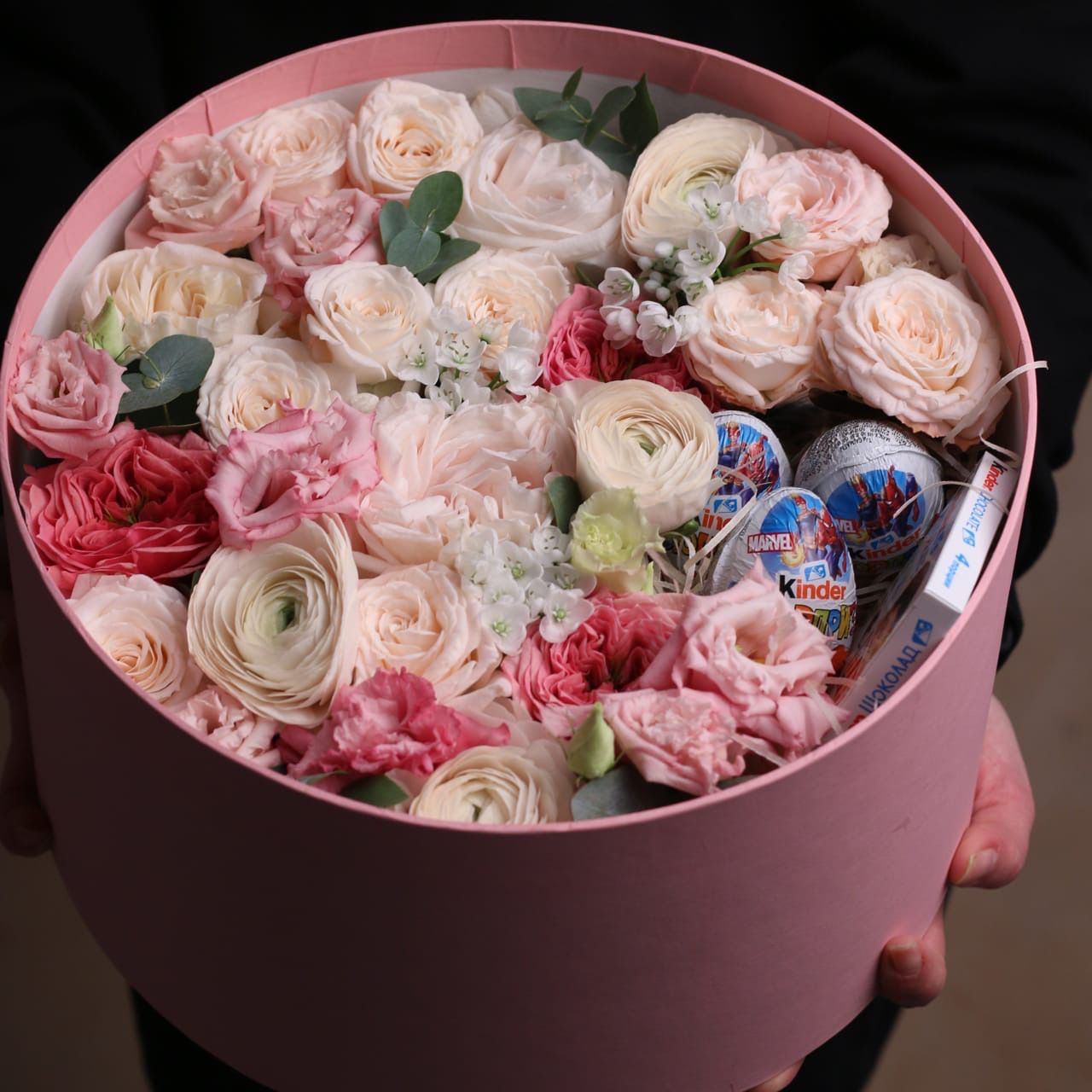 Цветы в коробке со сладостями Молдова